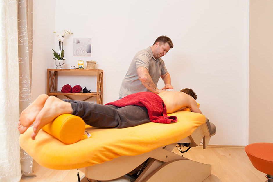 Massage ist eine zu Heilzwecken mit der Hand ausgeführte Beeinflussung der Körperoberfläche und der Muskulatur.